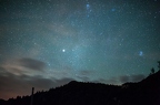 Sternenhimmel über dem Wildnisgebiet, rechts die Plejaden, links Kapella